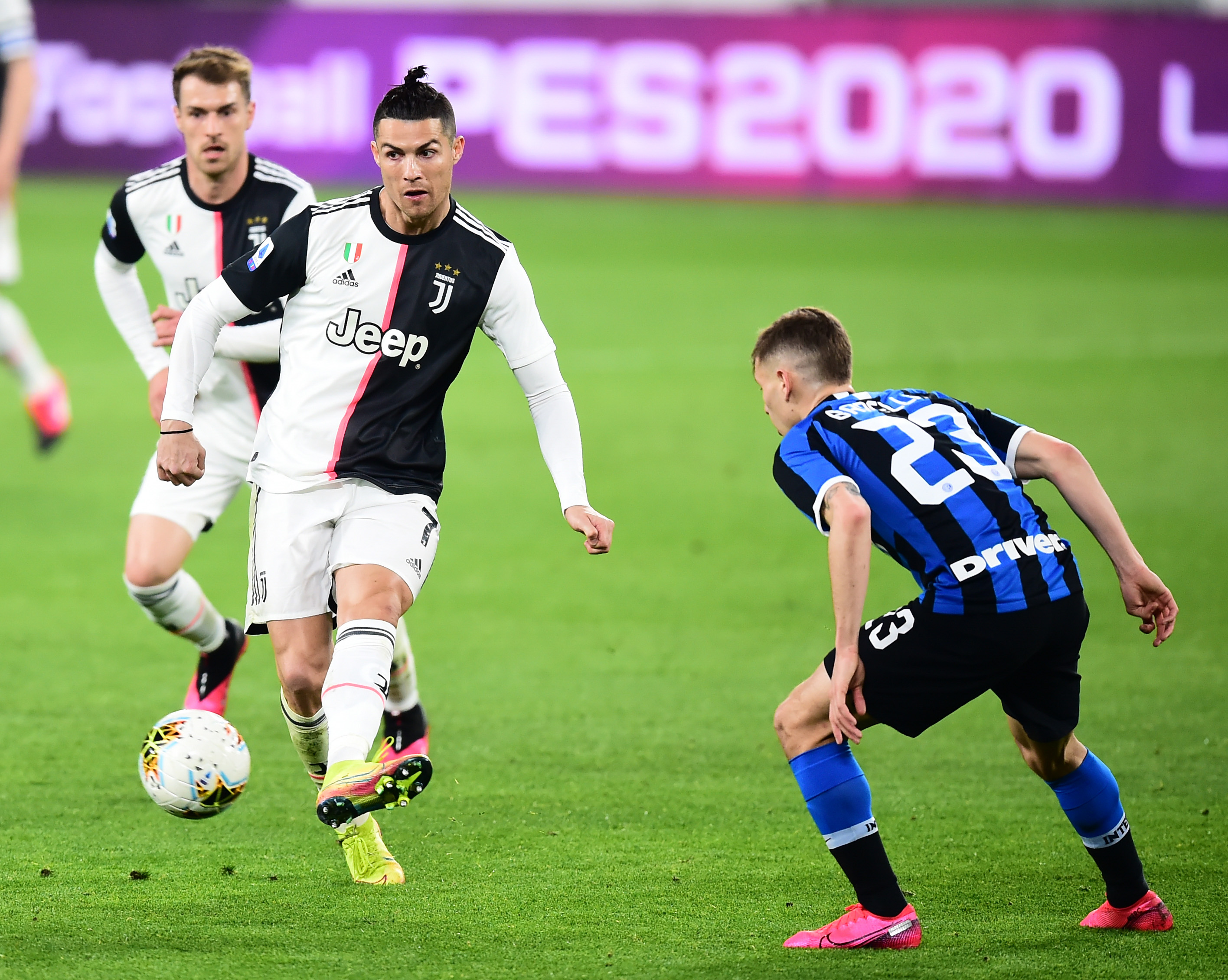 足坛一夜综述！巴萨3-2皇马，曼联1-2出局，国米丢分，拜仁8-1