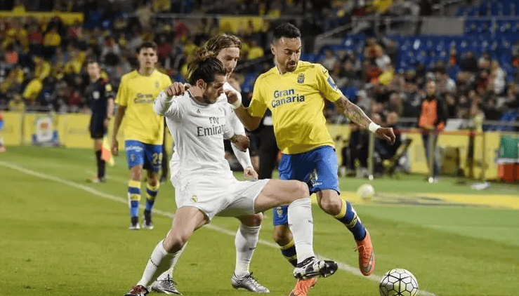 IG赢比赛炫神光速滑跪！自称11年老粉，粉丝不买账举报到扫黑办